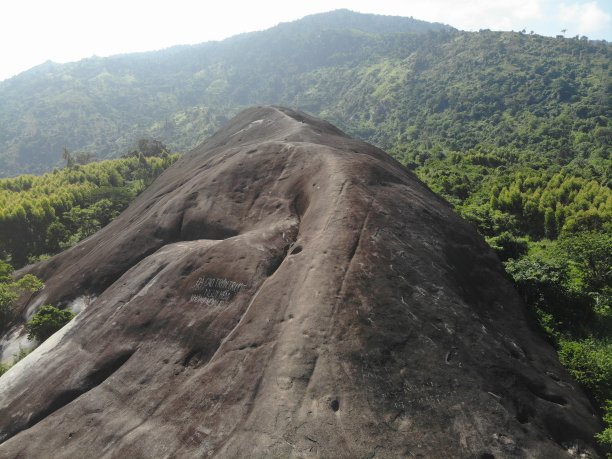 越南中部的蓝天山图片下载