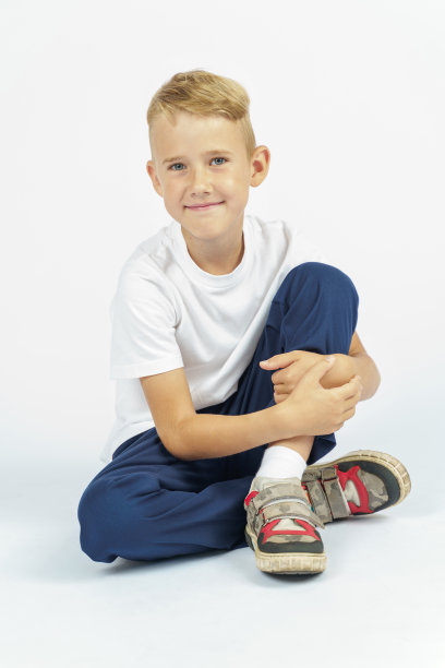 一个看着相机的男生的肖像。孤立的背景。图片下载