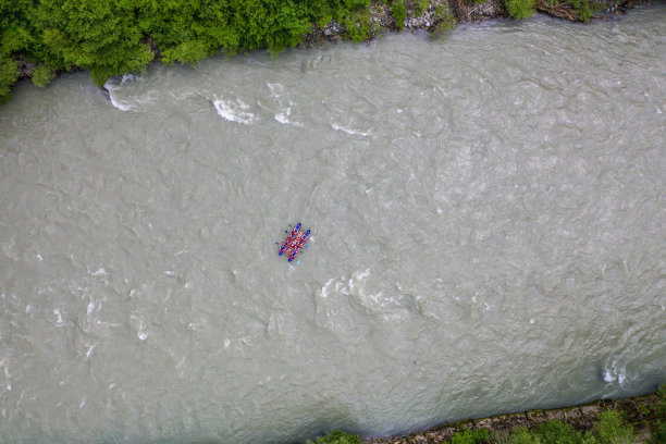 鸟瞰图，旅游队正乘木筏顺流而下。极限和有趣的运动。图片下载