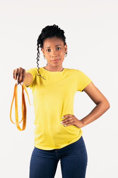 美国黑人妇女，向照相机递卷尺图片下载