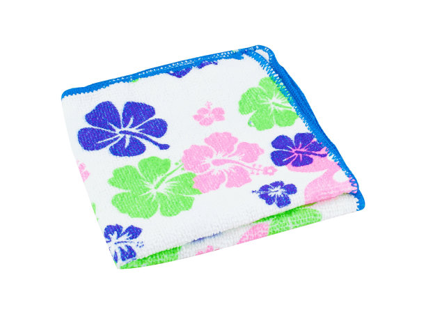 在白色背景上堆叠干净柔软的毛巾图片下载