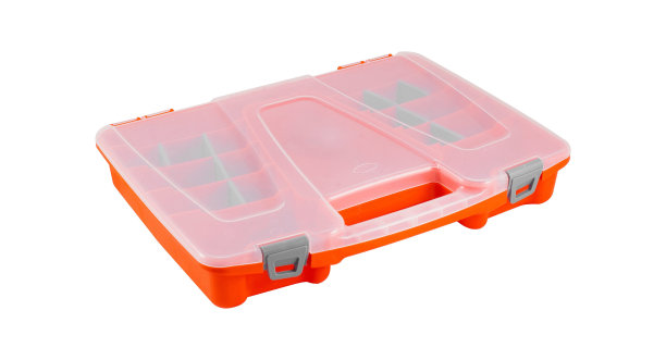 工具盒孤立。一个大的黑色塑料工具箱的特写，有黄色的把手和扣子，和一个小的黑色塑料工具箱，有钉子，螺丝和销子孤立在白色的背景上图片下载