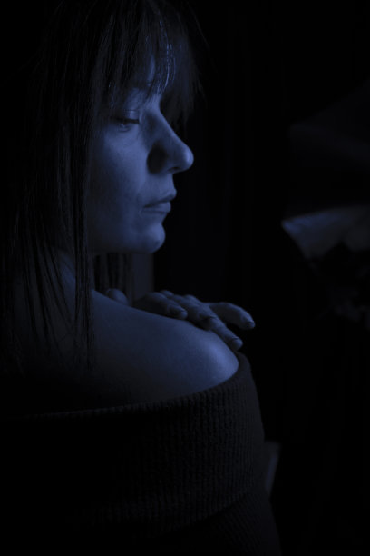 女蓝色霓虹灯的背景。抽象的壁纸。神秘的女性剪影。为文本留出空间。图片下载