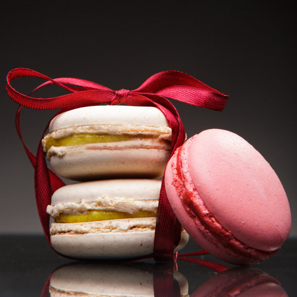 白巧克力蛋白杏仁饼和玫瑰荔枝蛋白杏仁饼图片下载