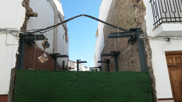 建筑工地的屋顶或天花板用钢支柱图片下载