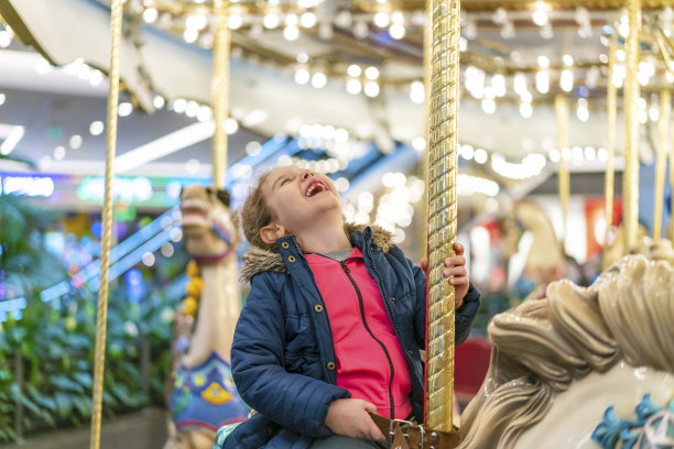 旋转木马上的小女孩图片下载