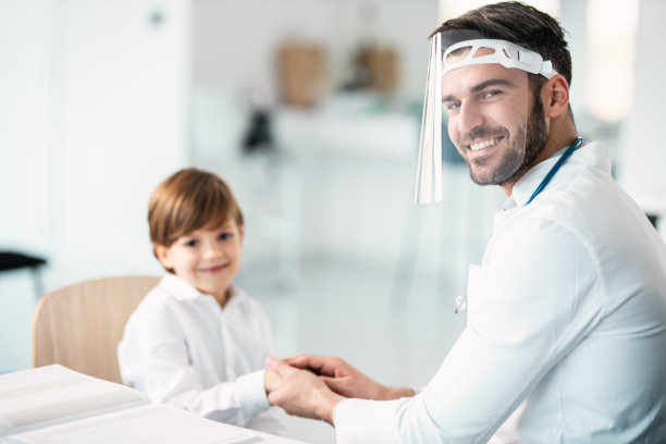 医生和小男孩图片下载