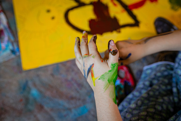 年轻艺术家的脏手图片下载