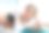 一幅年轻女子微笑着躺在运动垫上使用智能手机的照片。背景中的Windows。通信和网络图片下载