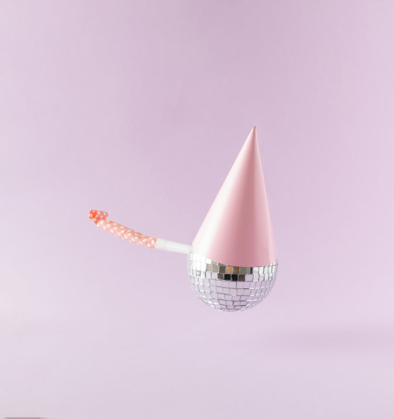 迪斯科球和派对帽的最小组成在粉红色的背景。复古的审美风格。夏日派对背景。图片下载