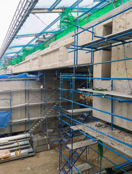 大建筑物侧视图的单轨车站在建设中与脚手架。图片下载