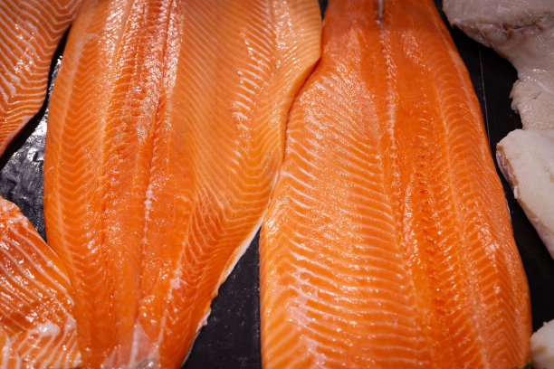 新鲜的三文鱼片市场上的鳟鱼，大尺寸的切成寿司和牛排用。图片下载
