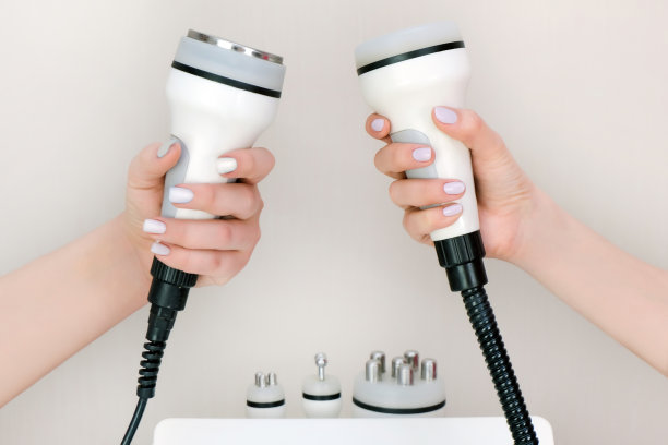 器械按摩在美容师的手中。图片下载