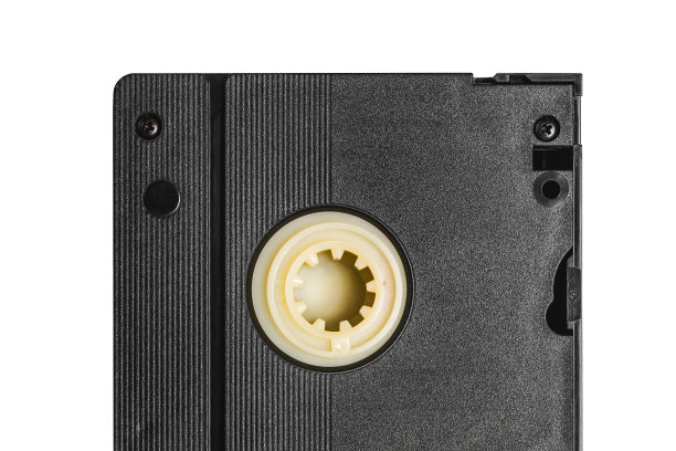 黑色VHS磁带隔离在白色。过时的技术背景。图片下载