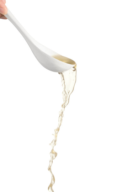 厨师将面汤孤立地倒在白色的背景上，鸡和鱼的素喜烧汤图片下载