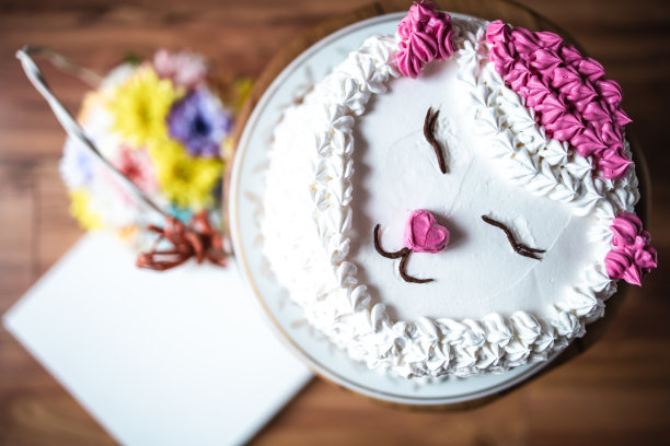 顶视图白色，奶油蛋糕与猫装饰图片下载