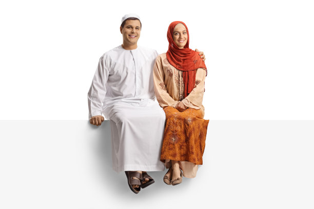 身着民族服装坐在白色面板上的年轻情侣全身像图片下载