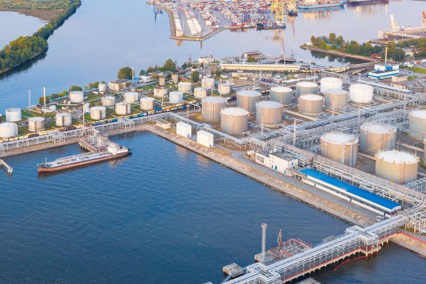 货运港炼油厂工业区大型储油罐鸟瞰图。图片下载