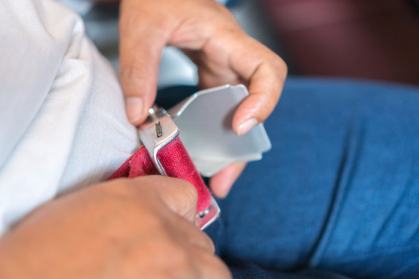 安全带乘客为了安全飞行或保护危险生命安全在飞机运输中系好安全带。旅行飞行旅行概念图片下载
