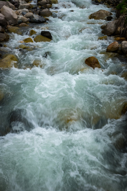 湍急的山河像瀑布一样从石头上流过图片下载