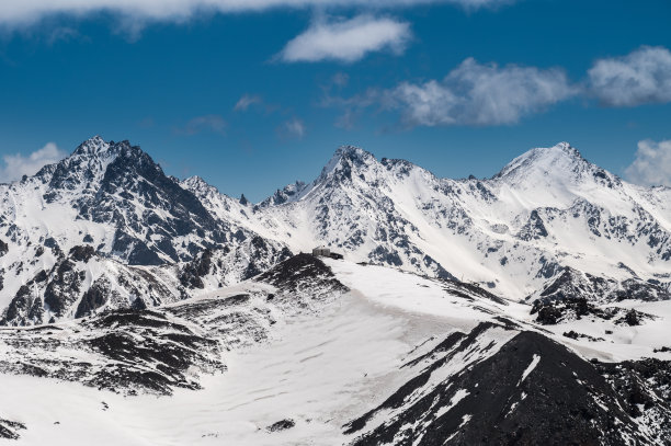 白雪皑皑的高加索山脉映衬着蓝天白云图片下载