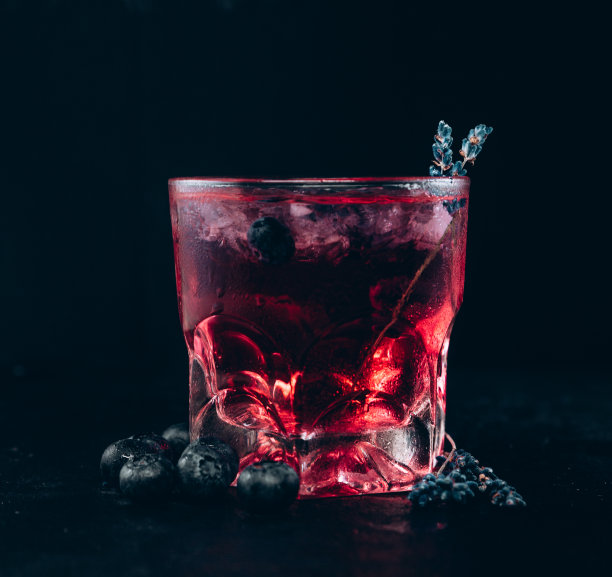 新鲜的粉红伏特加鸡尾酒配蓝莓图片下载