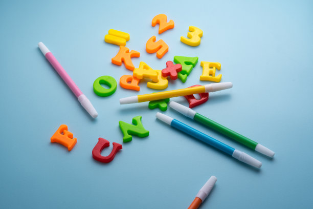 蓝色背景上的玩具数字和字母图片下载