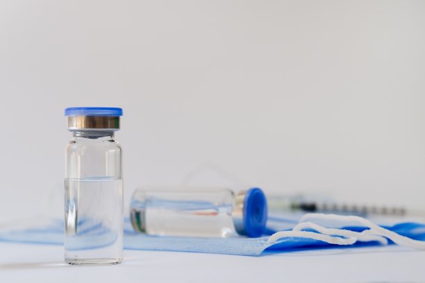 创意糖尿病概念。胰岛素注射。与过敏。冠状病毒病疫苗接种用医用口罩和疫苗玻璃瓶俯视图图片下载