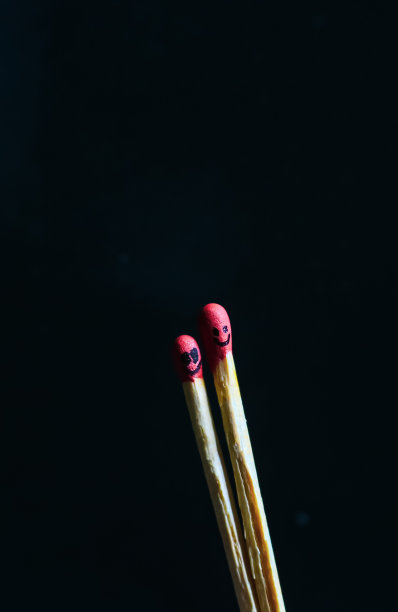 几根火柴在一起燃烧，火焰被隔离在黑色的背景上。图片下载