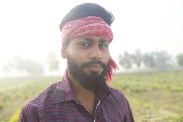 站在农田里的印度年轻农民图片下载