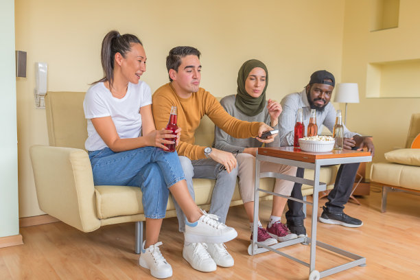 一群快乐的年轻朋友在现代公寓里看电影图片下载