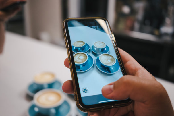 中年咖啡师在吧台后面准备热饮图片下载