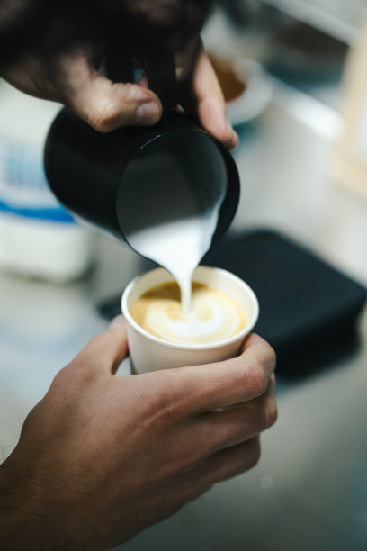 咖啡店老板准备用一次性杯子带走饮料图片下载