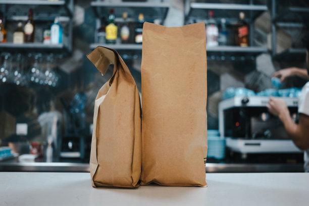 在现代咖啡店带走杯子和豆袋图片下载