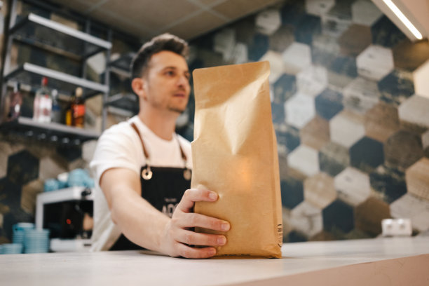 积极的企业主站在后面的酒吧在咖啡店图片下载