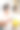 一名年轻男性顾客戴着口罩坐在现代咖啡店的桌旁图片下载