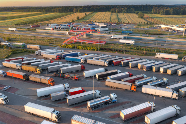 停在停车场的卡车图片下载