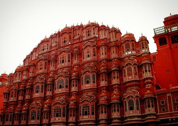 色彩缤纷、富丽堂皇、超现实的粉红之城图片下载