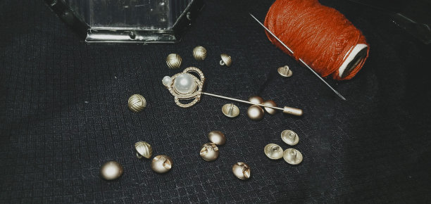 美丽的平针与钢金钮扣红色纱线卷轴美丽的背景图片下载