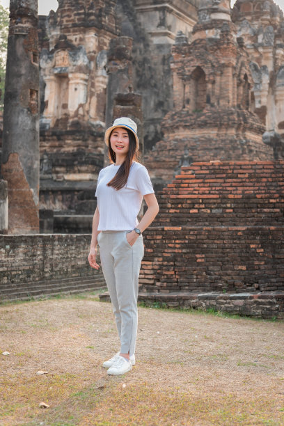 亚洲游客正在泰国素可泰参观。旅游概念图片下载