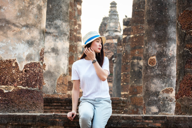 亚洲游客正在泰国素可泰参观。旅游概念图片下载