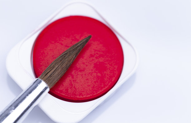 用刷子刷红色水漆图片下载