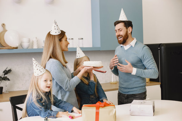 一家人在厨房庆祝生日图片下载