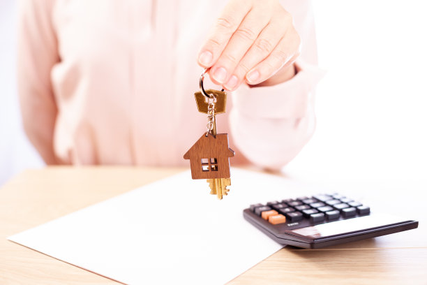 房产经纪人掌握着房屋、租赁协议的关键图片下载