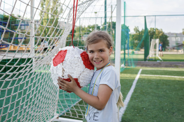 十多岁的小女孩用纸板和彩纸拥抱皮纳塔，在打她之前，这是生日派对的一部分图片下载