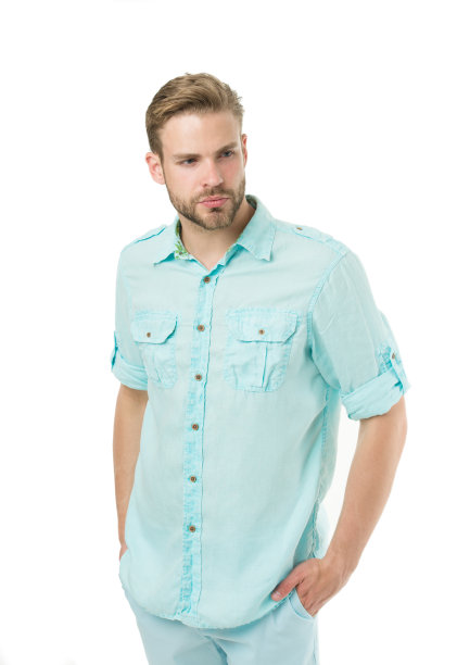 一撮真正的风格。白种人穿着休闲夏季风格孤立在白色。英俊的男人没有刮脸和剪短发的风格。他的发型和风格使他很有吸引力图片下载