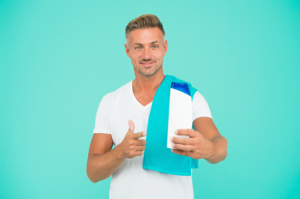 完美的男性。用于温泉浴或淋浴的男性化妆品。头发护理和胡须梳理。试试这种沐浴露。完美的护发素。单身汉的生活方式。个人护理和卫生。没有头皮屑洗发水图片下载