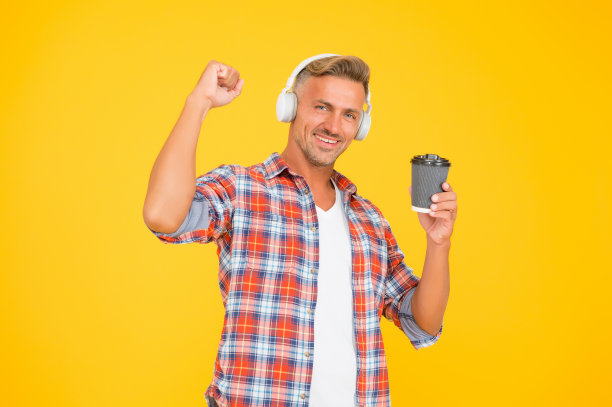 咖啡因给他能量。快乐的男人握着咖啡杯做强有力的手势。咖啡因上瘾。天然的兴奋剂。外卖饮料。现代的生活方式。深沉而精炼的新鲜感图片下载