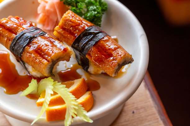 地区食品背景。饭团上覆烤鳗鱼及酱料，以海藻包裹图片下载