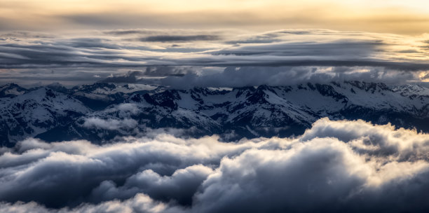 从飞机鸟瞰图的加拿大山区景观图片下载